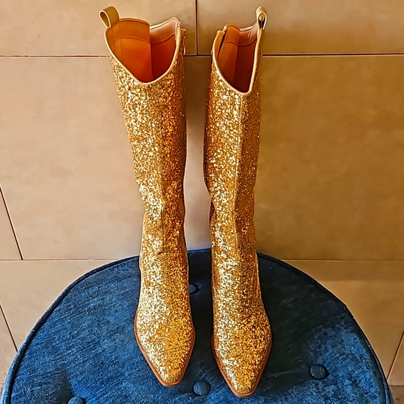 Shoes - Razzle Dazzle Gold Sparkling Cowgirl Boots.  👢👢